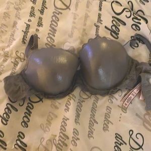 Victoria’s Secret bra 32 DDD. Never worn